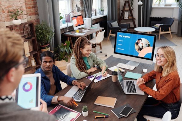 Erp pour agence de communication : optimisez votre gestion et votre croissance